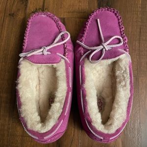 Ugg slippers size 4 slippers worn 1x
